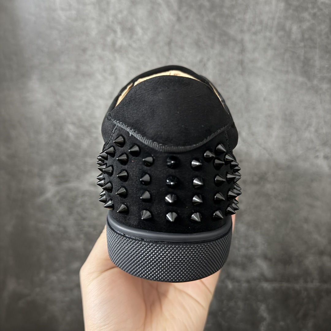 图片[4]-【莞产版本】法国品牌Christian Louboutin CL（路铂廷） 红底鞋 男鞋低帮红底鞋水钻系带运动休闲板鞋 高品质做工 细节完美 面料多材料拼接 镶嵌水钻不易掉钻 水钻装饰点缀 舒适圆头设计不挤脚 手工缝制线牢固不掉底 系带设计 内里二层猪皮 脚感舒适有质感 TPU鞋底 底厚约2.5cm 尺码：40-45-选品中心