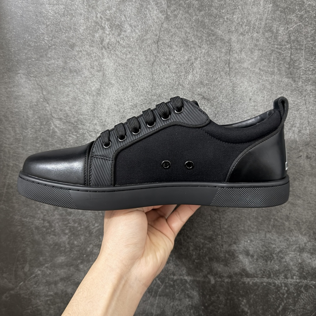 图片[2]-【莞产版本】法国品牌Christian Louboutin CL（路铂廷） 红底鞋 男鞋低帮红底鞋水钻系带运动休闲板鞋 高品质做工 细节完美 面料多材料拼接 镶嵌水钻不易掉钻 水钻装饰点缀 舒适圆头设计不挤脚 手工缝制线牢固不掉底 系带设计 内里二层猪皮 脚感舒适有质感 TPU鞋底 底厚约2.5cm 尺码：40-45-选品中心