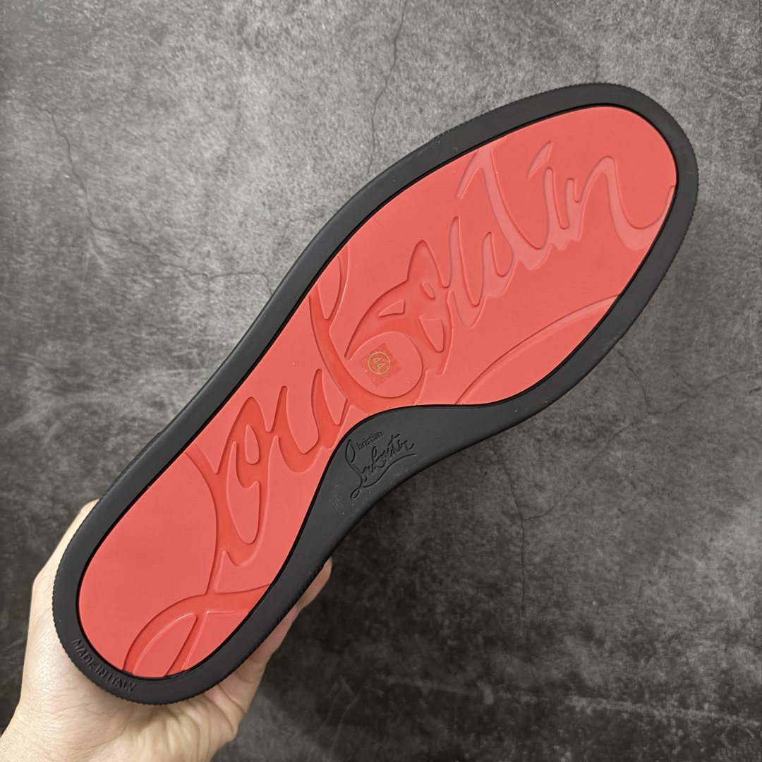 图片[9]-【莞产版本】法国品牌Christian Louboutin CL（路铂廷） 红底鞋 男鞋低帮红底鞋水钻系带运动休闲板鞋 高品质做工 细节完美 面料多材料拼接 镶嵌水钻不易掉钻 水钻装饰点缀 舒适圆头设计不挤脚 手工缝制线牢固不掉底 系带设计 内里二层猪皮 脚感舒适有质感 TPU鞋底 底厚约2.5cm 尺码：40-45-选品中心