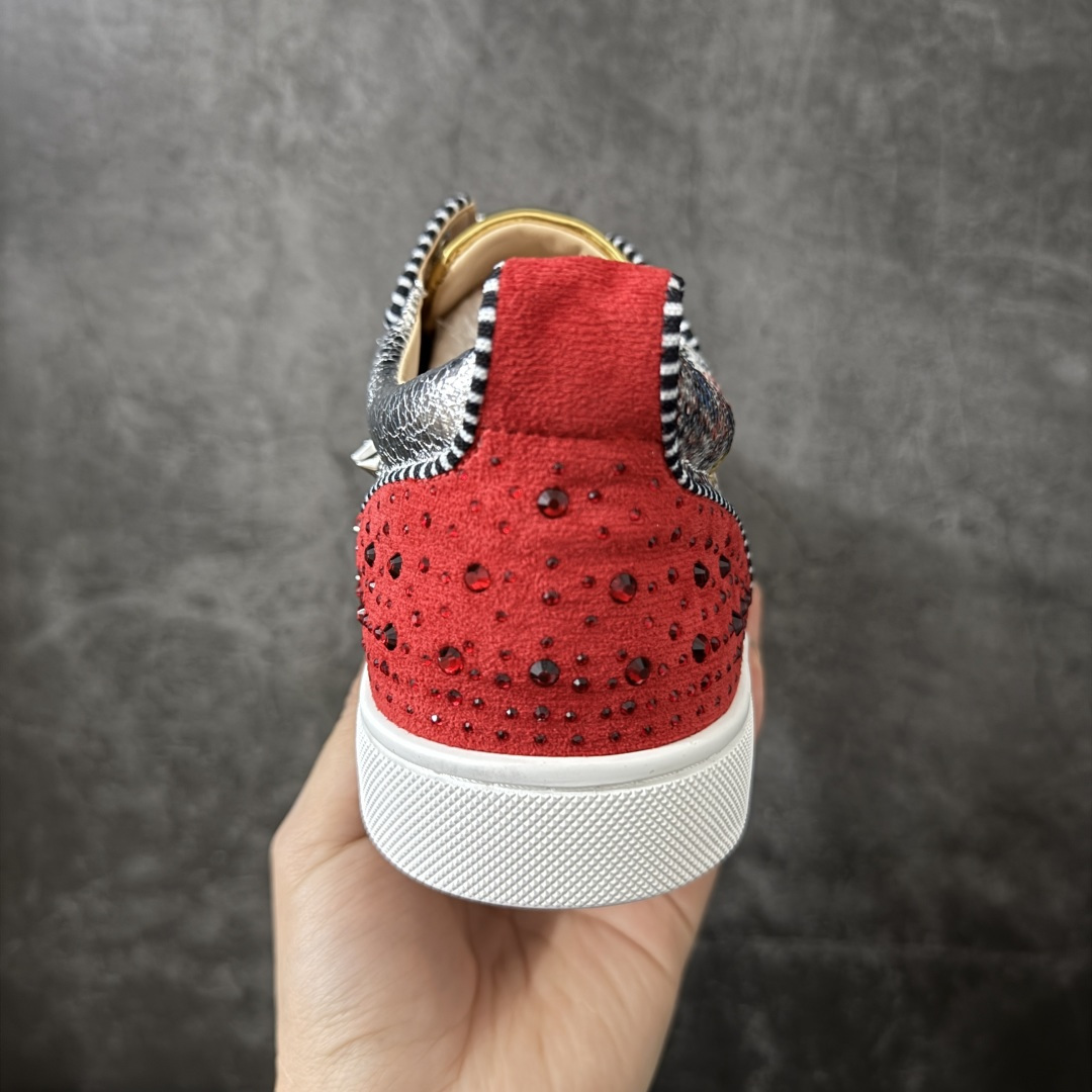 图片[4]-【莞产版本】法国品牌Christian Louboutin CL（路铂廷） 红底鞋 男鞋低帮红底鞋水钻系带运动休闲板鞋 高品质做工 细节完美 面料多材料拼接 镶嵌水钻不易掉钻 水钻装饰点缀 舒适圆头设计不挤脚 手工缝制线牢固不掉底 系带设计 内里二层猪皮 脚感舒适有质感 TPU鞋底 底厚约2.5cm 尺码：40-45-选品中心