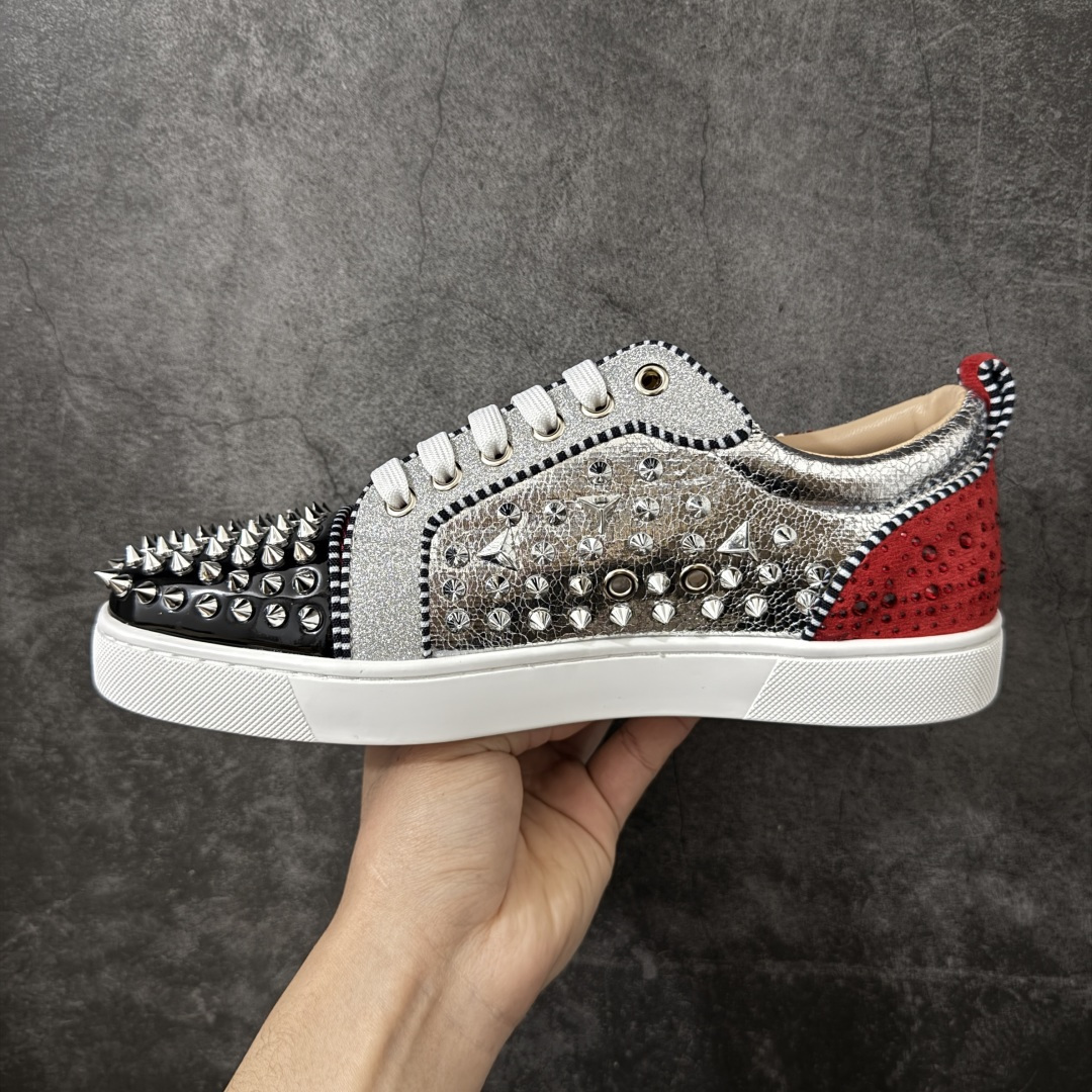 图片[2]-【莞产版本】法国品牌Christian Louboutin CL（路铂廷） 红底鞋 男鞋低帮红底鞋水钻系带运动休闲板鞋 高品质做工 细节完美 面料多材料拼接 镶嵌水钻不易掉钻 水钻装饰点缀 舒适圆头设计不挤脚 手工缝制线牢固不掉底 系带设计 内里二层猪皮 脚感舒适有质感 TPU鞋底 底厚约2.5cm 尺码：40-45-选品中心