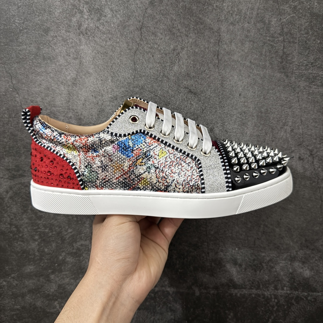 【莞产版本】法国品牌Christian Louboutin CL（路铂廷） 红底鞋 男鞋低帮红底鞋水钻系带运动休闲板鞋 高品质做工 细节完美 面料多材料拼接 镶嵌水钻不易掉钻 水钻装饰点缀 舒适圆头设计不挤脚 手工缝制线牢固不掉底 系带设计 内里二层猪皮 脚感舒适有质感 TPU鞋底 底厚约2.5cm 尺码：40-45-选品中心