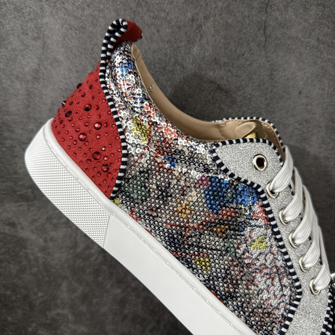图片[7]-【莞产版本】法国品牌Christian Louboutin CL（路铂廷） 红底鞋 男鞋低帮红底鞋水钻系带运动休闲板鞋 高品质做工 细节完美 面料多材料拼接 镶嵌水钻不易掉钻 水钻装饰点缀 舒适圆头设计不挤脚 手工缝制线牢固不掉底 系带设计 内里二层猪皮 脚感舒适有质感 TPU鞋底 底厚约2.5cm 尺码：40-45-选品中心