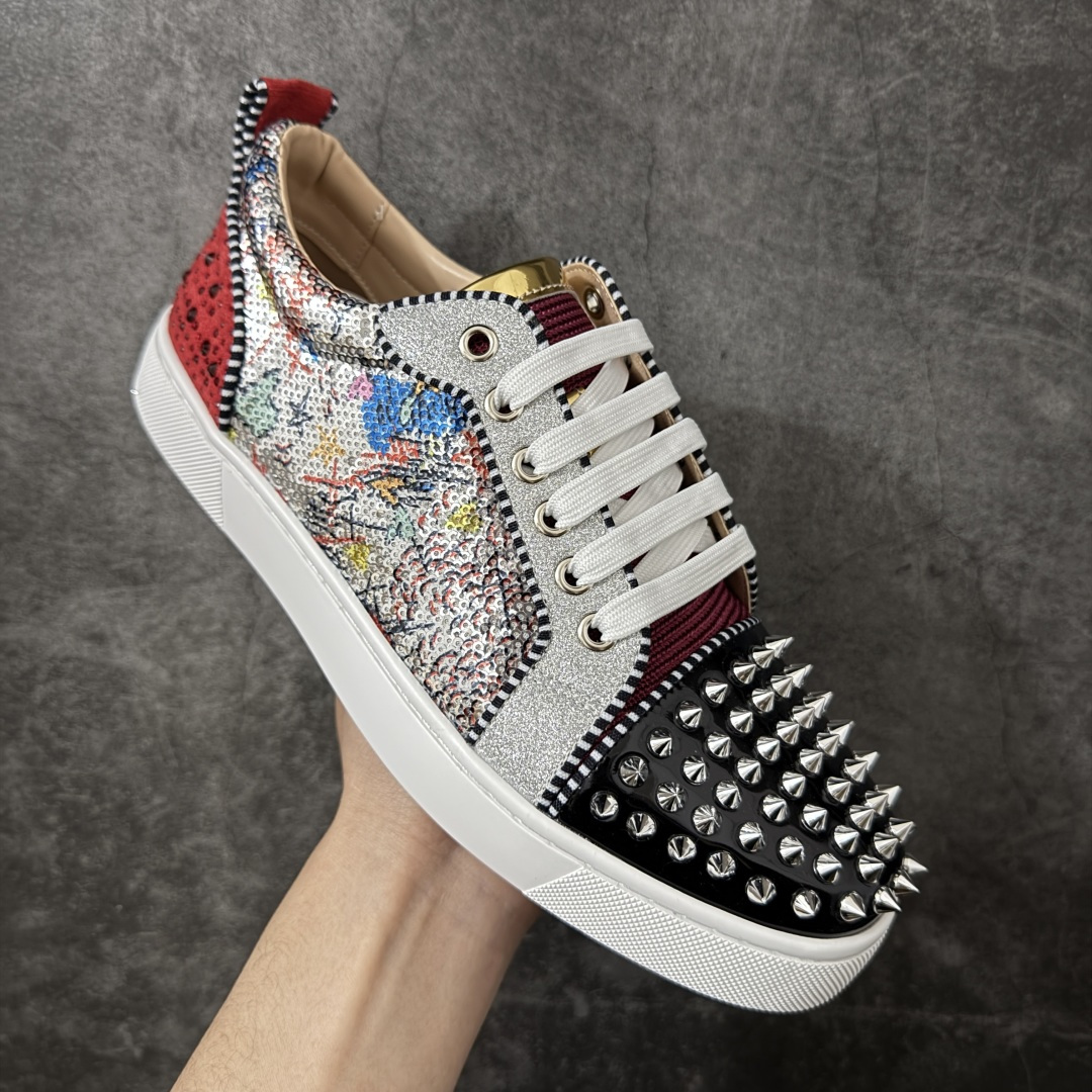 图片[3]-【莞产版本】法国品牌Christian Louboutin CL（路铂廷） 红底鞋 男鞋低帮红底鞋水钻系带运动休闲板鞋 高品质做工 细节完美 面料多材料拼接 镶嵌水钻不易掉钻 水钻装饰点缀 舒适圆头设计不挤脚 手工缝制线牢固不掉底 系带设计 内里二层猪皮 脚感舒适有质感 TPU鞋底 底厚约2.5cm 尺码：40-45-选品中心