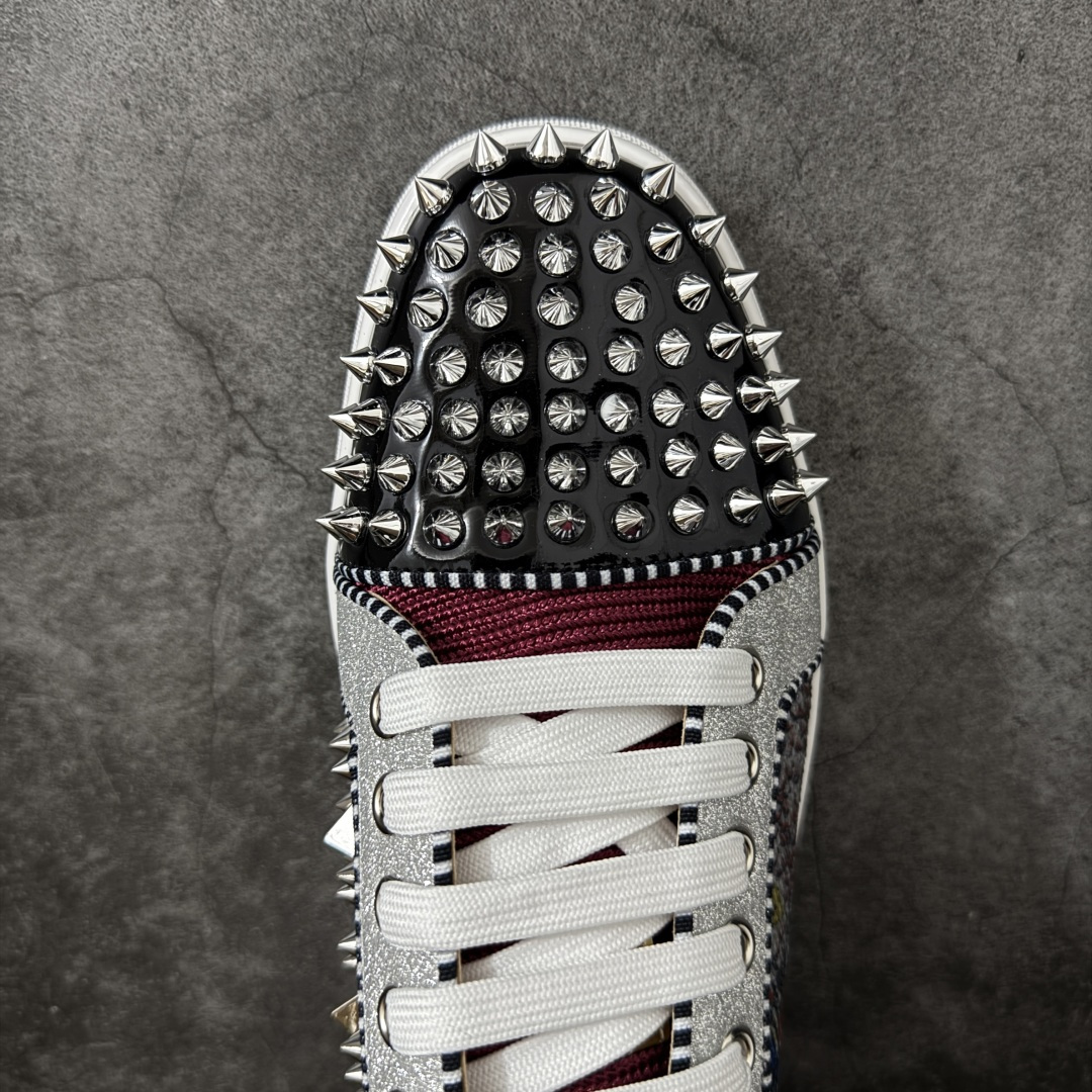 图片[5]-【莞产版本】法国品牌Christian Louboutin CL（路铂廷） 红底鞋 男鞋低帮红底鞋水钻系带运动休闲板鞋 高品质做工 细节完美 面料多材料拼接 镶嵌水钻不易掉钻 水钻装饰点缀 舒适圆头设计不挤脚 手工缝制线牢固不掉底 系带设计 内里二层猪皮 脚感舒适有质感 TPU鞋底 底厚约2.5cm 尺码：40-45-选品中心