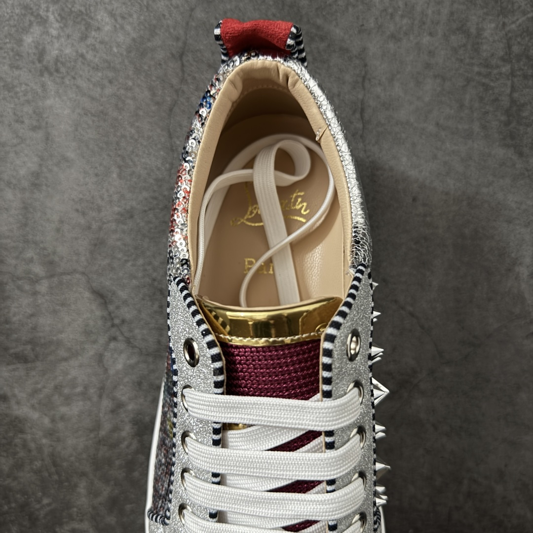 图片[8]-【莞产版本】法国品牌Christian Louboutin CL（路铂廷） 红底鞋 男鞋低帮红底鞋水钻系带运动休闲板鞋 高品质做工 细节完美 面料多材料拼接 镶嵌水钻不易掉钻 水钻装饰点缀 舒适圆头设计不挤脚 手工缝制线牢固不掉底 系带设计 内里二层猪皮 脚感舒适有质感 TPU鞋底 底厚约2.5cm 尺码：40-45-选品中心