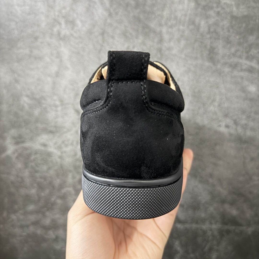 图片[4]-【莞产版本】法国品牌Christian Louboutin CL（路铂廷） 红底鞋 男鞋低帮红底鞋水钻系带运动休闲板鞋 高品质做工 细节完美 面料多材料拼接 镶嵌水钻不易掉钻 水钻装饰点缀 舒适圆头设计不挤脚 手工缝制线牢固不掉底 系带设计 内里二层猪皮 脚感舒适有质感 TPU鞋底 底厚约2.5cm 尺码：40-45-选品中心