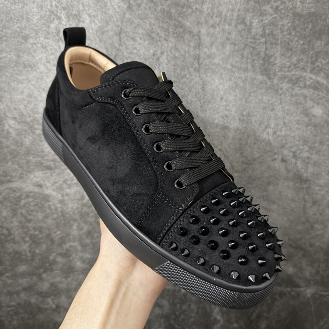 图片[3]-【莞产版本】法国品牌Christian Louboutin CL（路铂廷） 红底鞋 男鞋低帮红底鞋水钻系带运动休闲板鞋 高品质做工 细节完美 面料多材料拼接 镶嵌水钻不易掉钻 水钻装饰点缀 舒适圆头设计不挤脚 手工缝制线牢固不掉底 系带设计 内里二层猪皮 脚感舒适有质感 TPU鞋底 底厚约2.5cm 尺码：40-45-选品中心