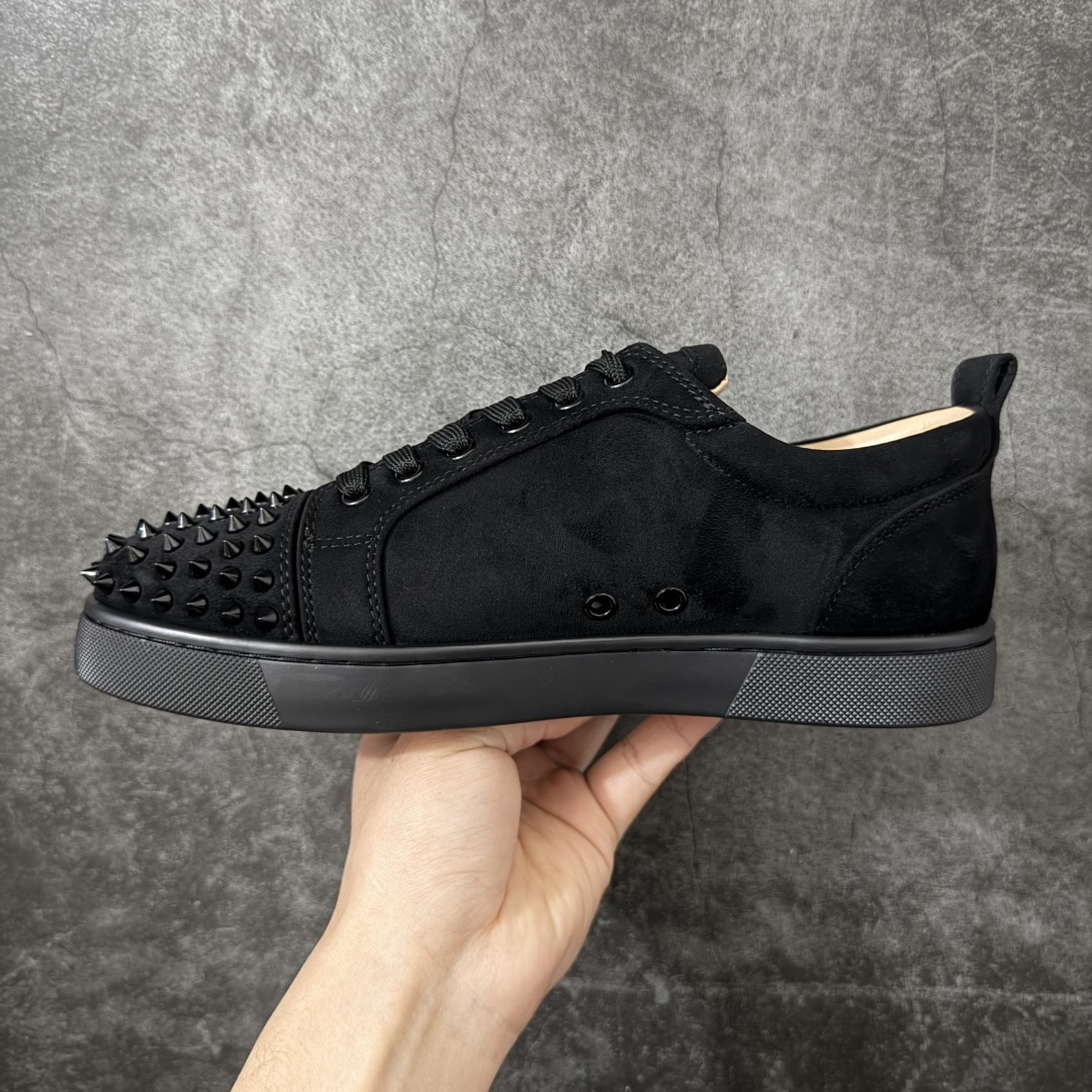 图片[2]-【莞产版本】法国品牌Christian Louboutin CL（路铂廷） 红底鞋 男鞋低帮红底鞋水钻系带运动休闲板鞋 高品质做工 细节完美 面料多材料拼接 镶嵌水钻不易掉钻 水钻装饰点缀 舒适圆头设计不挤脚 手工缝制线牢固不掉底 系带设计 内里二层猪皮 脚感舒适有质感 TPU鞋底 底厚约2.5cm 尺码：40-45-选品中心