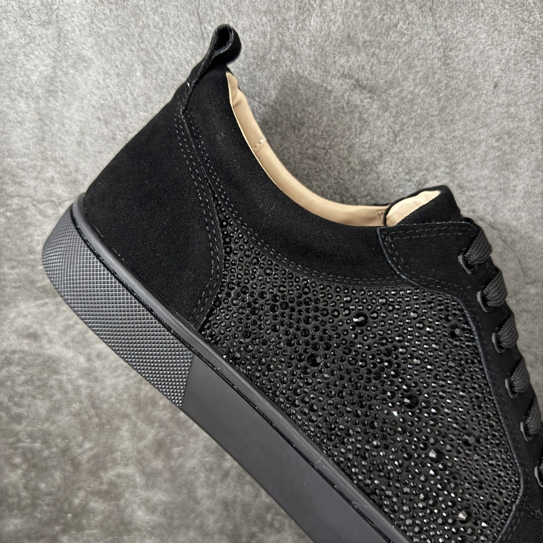 图片[7]-【莞产版本】法国品牌Christian Louboutin CL（路铂廷） 红底鞋 男鞋低帮红底鞋水钻系带运动休闲板鞋 高品质做工 细节完美 面料多材料拼接 镶嵌水钻不易掉钻 水钻装饰点缀 舒适圆头设计不挤脚 手工缝制线牢固不掉底 系带设计 内里二层猪皮 脚感舒适有质感 TPU鞋底 底厚约2.5cm 尺码：40-45-选品中心