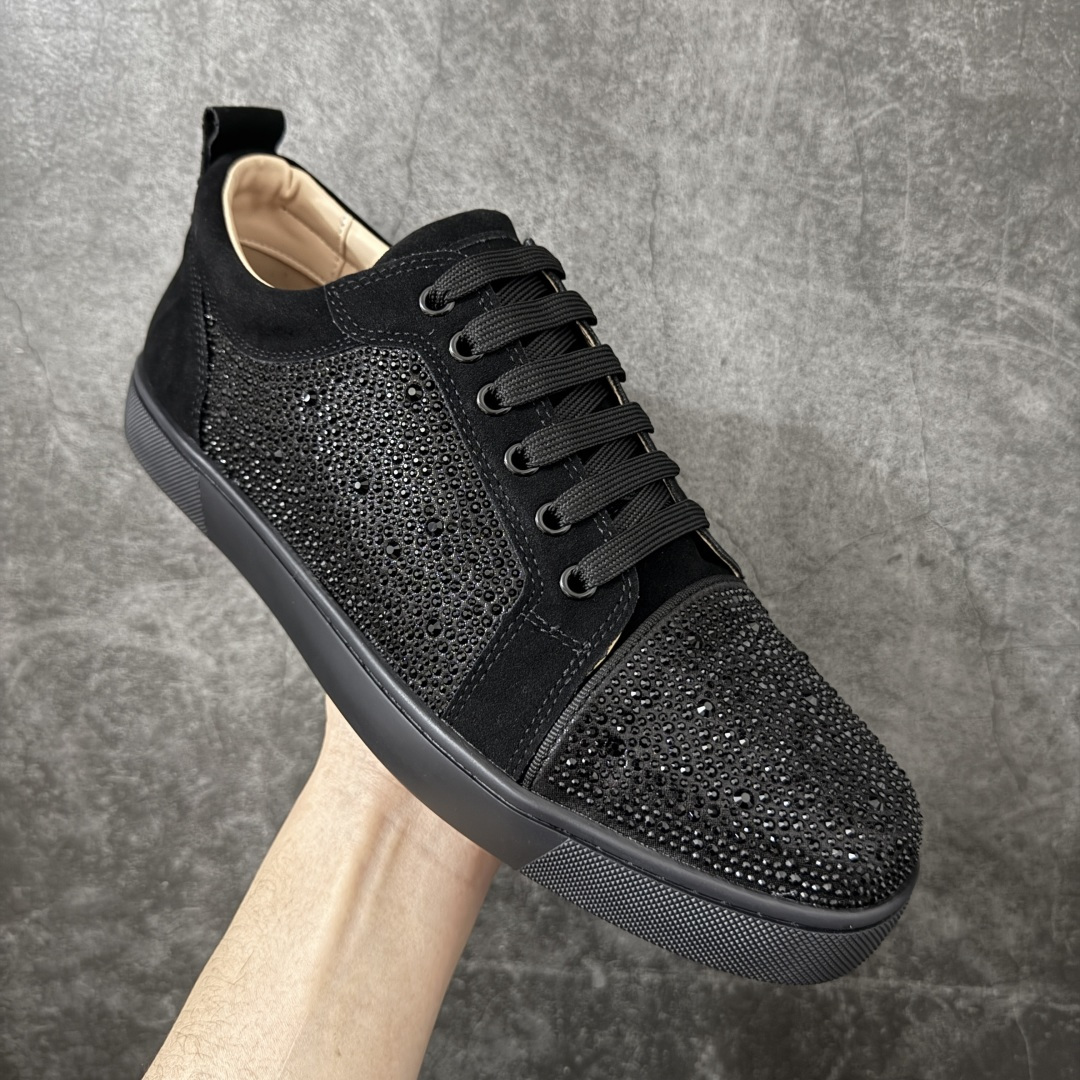 图片[3]-【莞产版本】法国品牌Christian Louboutin CL（路铂廷） 红底鞋 男鞋低帮红底鞋水钻系带运动休闲板鞋 高品质做工 细节完美 面料多材料拼接 镶嵌水钻不易掉钻 水钻装饰点缀 舒适圆头设计不挤脚 手工缝制线牢固不掉底 系带设计 内里二层猪皮 脚感舒适有质感 TPU鞋底 底厚约2.5cm 尺码：40-45-选品中心