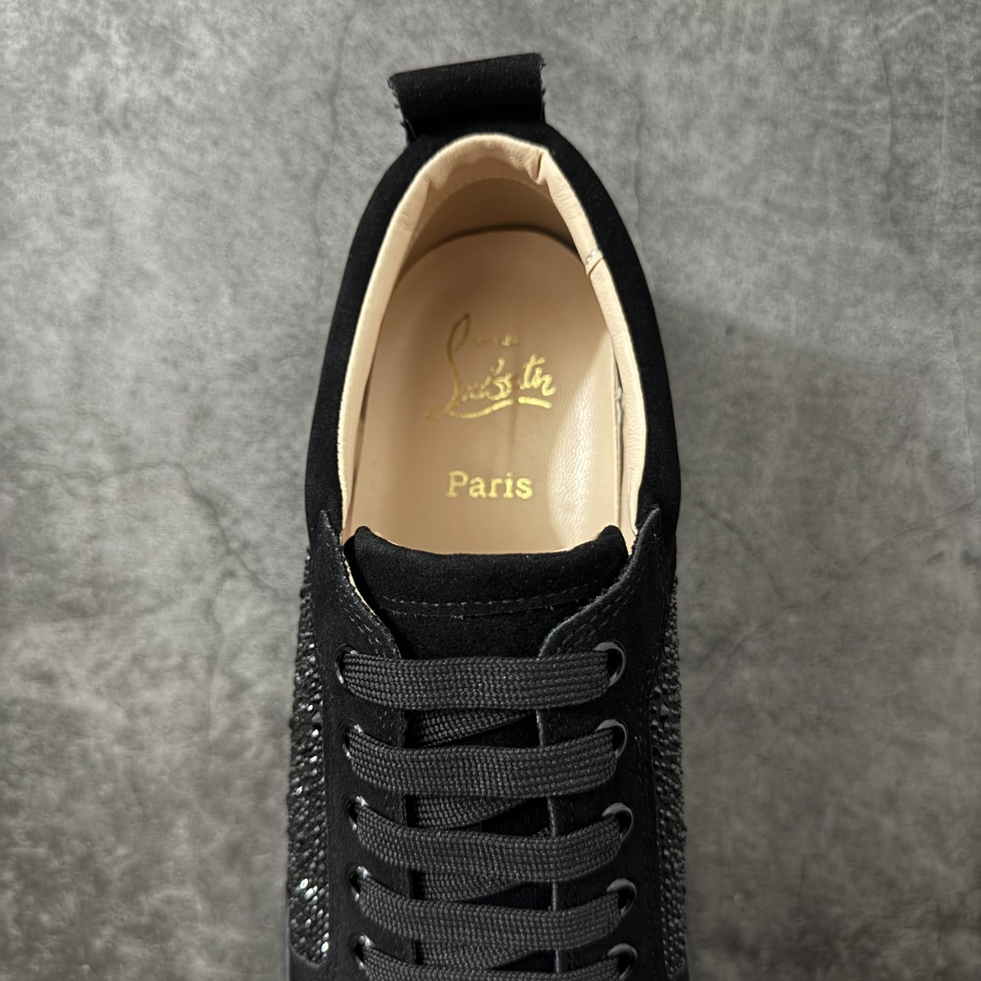 图片[8]-【莞产版本】法国品牌Christian Louboutin CL（路铂廷） 红底鞋 男鞋低帮红底鞋水钻系带运动休闲板鞋 高品质做工 细节完美 面料多材料拼接 镶嵌水钻不易掉钻 水钻装饰点缀 舒适圆头设计不挤脚 手工缝制线牢固不掉底 系带设计 内里二层猪皮 脚感舒适有质感 TPU鞋底 底厚约2.5cm 尺码：40-45-选品中心