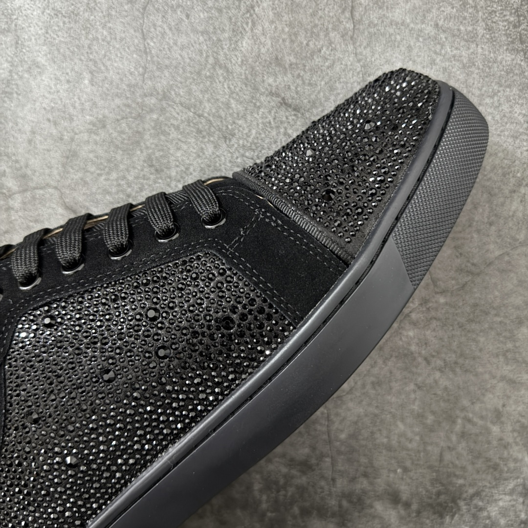 图片[6]-【莞产版本】法国品牌Christian Louboutin CL（路铂廷） 红底鞋 男鞋低帮红底鞋水钻系带运动休闲板鞋 高品质做工 细节完美 面料多材料拼接 镶嵌水钻不易掉钻 水钻装饰点缀 舒适圆头设计不挤脚 手工缝制线牢固不掉底 系带设计 内里二层猪皮 脚感舒适有质感 TPU鞋底 底厚约2.5cm 尺码：40-45-选品中心