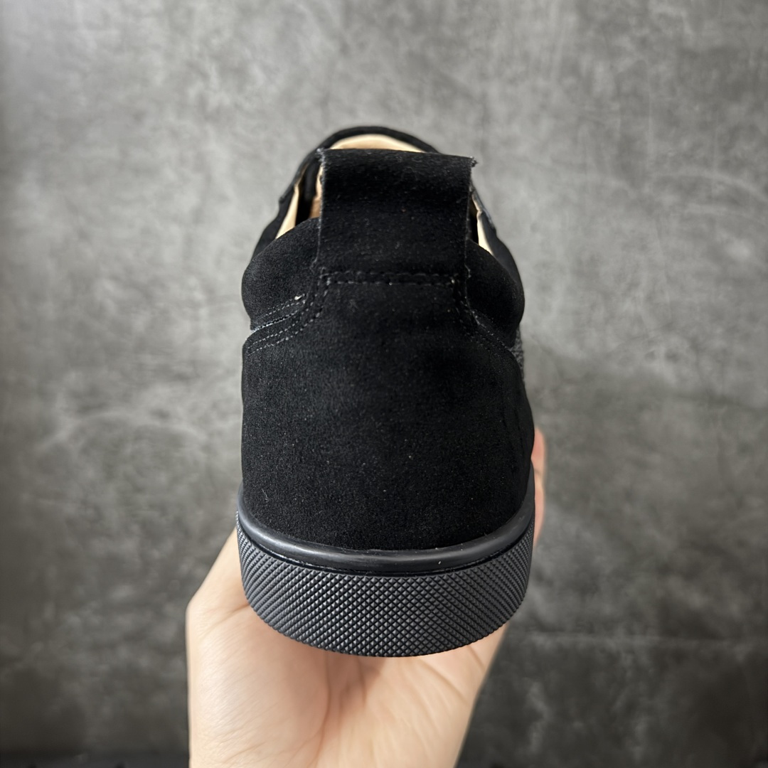 图片[4]-【莞产版本】法国品牌Christian Louboutin CL（路铂廷） 红底鞋 男鞋低帮红底鞋水钻系带运动休闲板鞋 高品质做工 细节完美 面料多材料拼接 镶嵌水钻不易掉钻 水钻装饰点缀 舒适圆头设计不挤脚 手工缝制线牢固不掉底 系带设计 内里二层猪皮 脚感舒适有质感 TPU鞋底 底厚约2.5cm 尺码：40-45-选品中心