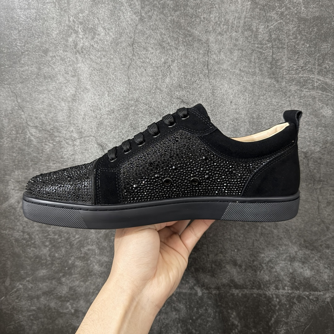 图片[2]-【莞产版本】法国品牌Christian Louboutin CL（路铂廷） 红底鞋 男鞋低帮红底鞋水钻系带运动休闲板鞋 高品质做工 细节完美 面料多材料拼接 镶嵌水钻不易掉钻 水钻装饰点缀 舒适圆头设计不挤脚 手工缝制线牢固不掉底 系带设计 内里二层猪皮 脚感舒适有质感 TPU鞋底 底厚约2.5cm 尺码：40-45-选品中心