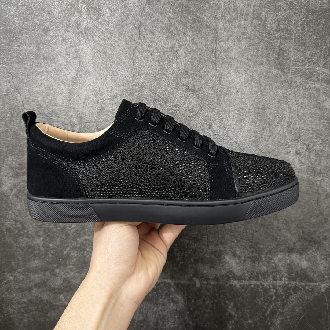 【莞产版本】法国品牌Christian Louboutin CL（路铂廷） 红底鞋 男鞋低帮红底鞋水钻系带运动休闲板鞋 高品质做工 细节完美 面料多材料拼接 镶嵌水钻不易掉钻 水钻装饰点缀 舒适圆头设计不挤脚 手工缝制线牢固不掉底 系带设计 内里二层猪皮 脚感舒适有质感 TPU鞋底 底厚约2.5cm 尺码：40-45-选品中心