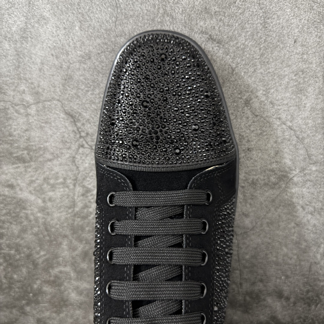 图片[5]-【莞产版本】法国品牌Christian Louboutin CL（路铂廷） 红底鞋 男鞋低帮红底鞋水钻系带运动休闲板鞋 高品质做工 细节完美 面料多材料拼接 镶嵌水钻不易掉钻 水钻装饰点缀 舒适圆头设计不挤脚 手工缝制线牢固不掉底 系带设计 内里二层猪皮 脚感舒适有质感 TPU鞋底 底厚约2.5cm 尺码：40-45-选品中心