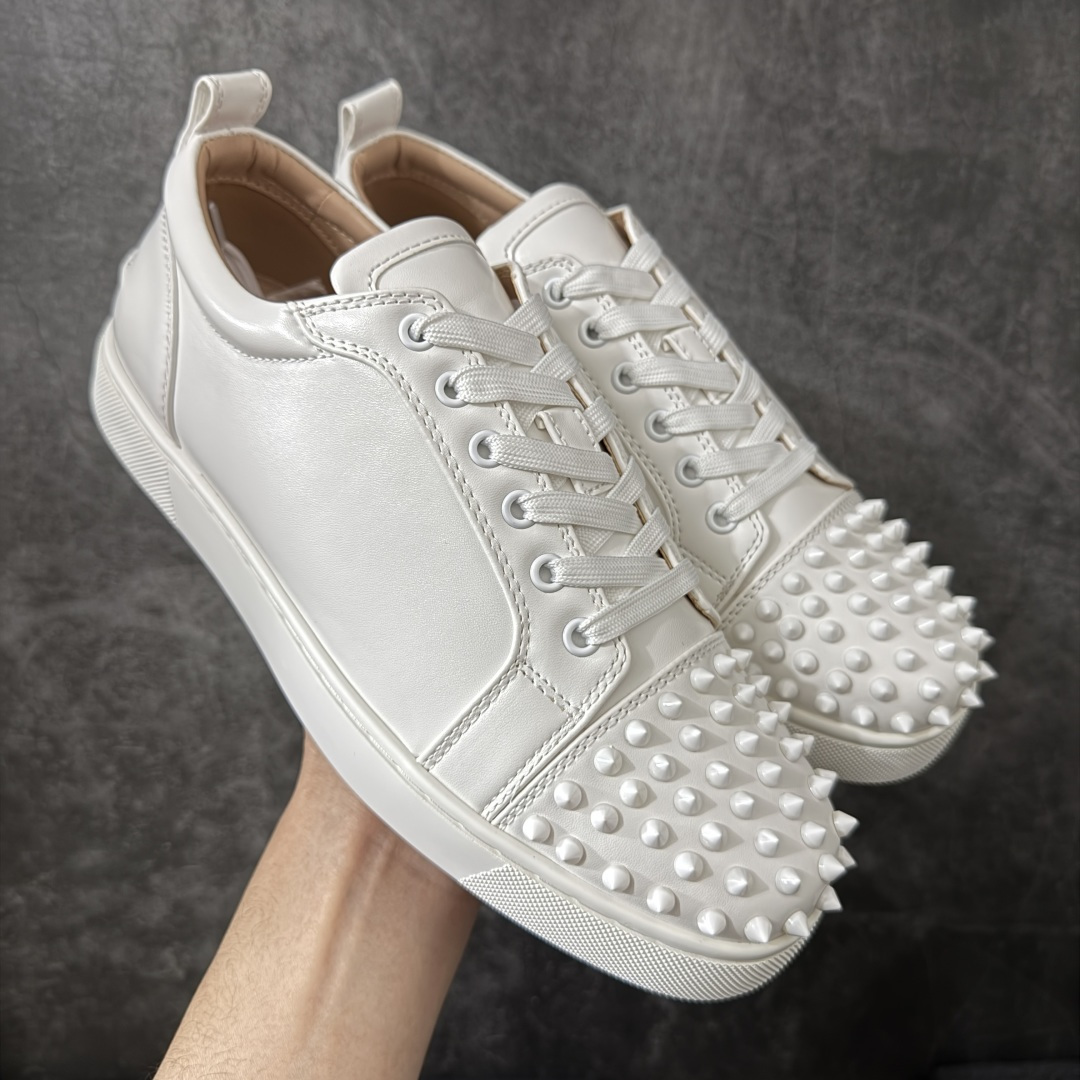 图片[7]-【莞产版本】法国品牌Christian Louboutin CL（路铂廷） 红底鞋 男鞋低帮红底鞋水钻系带运动休闲板鞋 高品质做工 细节完美 面料多材料拼接 镶嵌水钻不易掉钻 水钻装饰点缀 舒适圆头设计不挤脚 手工缝制线牢固不掉底 系带设计 内里二层猪皮 脚感舒适有质感 TPU鞋底 底厚约2.5cm 尺码：40-45-选品中心