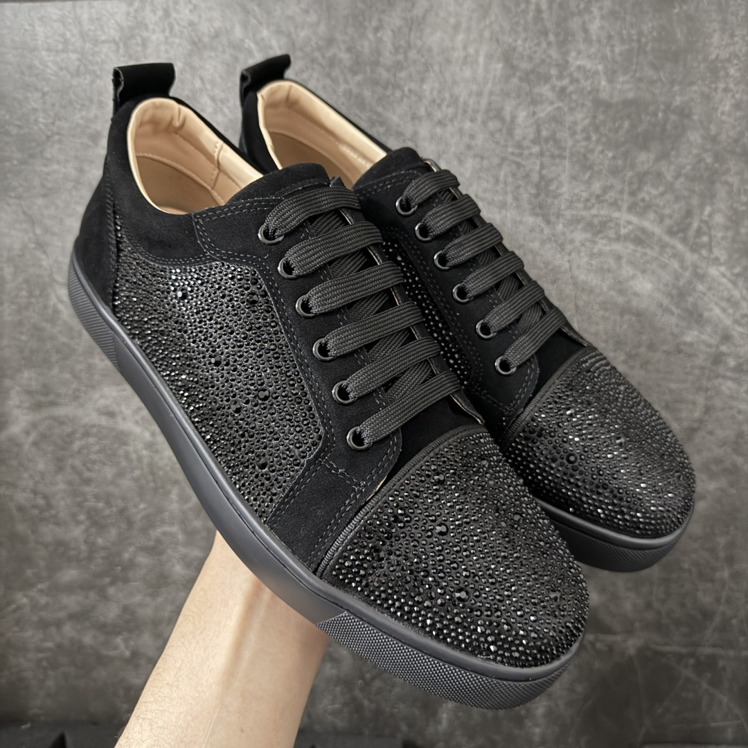 【莞产版本】法国品牌Christian Louboutin CL（路铂廷） 红底鞋 男鞋低帮红底鞋水钻系带运动休闲板鞋 高品质做工 细节完美 面料多材料拼接 镶嵌水钻不易掉钻 水钻装饰点缀 舒适圆头设计不挤脚 手工缝制线牢固不掉底 系带设计 内里二层猪皮 脚感舒适有质感 TPU鞋底 底厚约2.5cm 尺码：40-45-选品中心