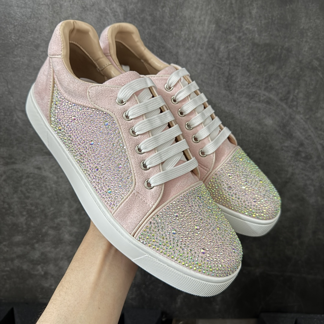 图片[11]-【莞产版本】法国品牌Christian Louboutin CL（路铂廷） 红底鞋 男鞋低帮红底鞋水钻系带运动休闲板鞋 高品质做工 细节完美 面料多材料拼接 镶嵌水钻不易掉钻 水钻装饰点缀 舒适圆头设计不挤脚 手工缝制线牢固不掉底 系带设计 内里二层猪皮 脚感舒适有质感 TPU鞋底 底厚约2.5cm 尺码：40-45-选品中心