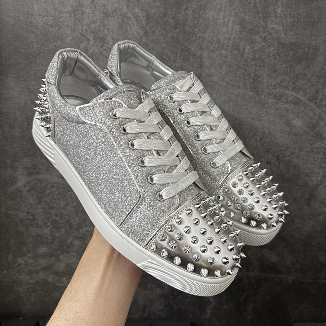 图片[9]-【莞产版本】法国品牌Christian Louboutin CL（路铂廷） 红底鞋 男鞋低帮红底鞋水钻系带运动休闲板鞋 高品质做工 细节完美 面料多材料拼接 镶嵌水钻不易掉钻 水钻装饰点缀 舒适圆头设计不挤脚 手工缝制线牢固不掉底 系带设计 内里二层猪皮 脚感舒适有质感 TPU鞋底 底厚约2.5cm 尺码：40-45-选品中心