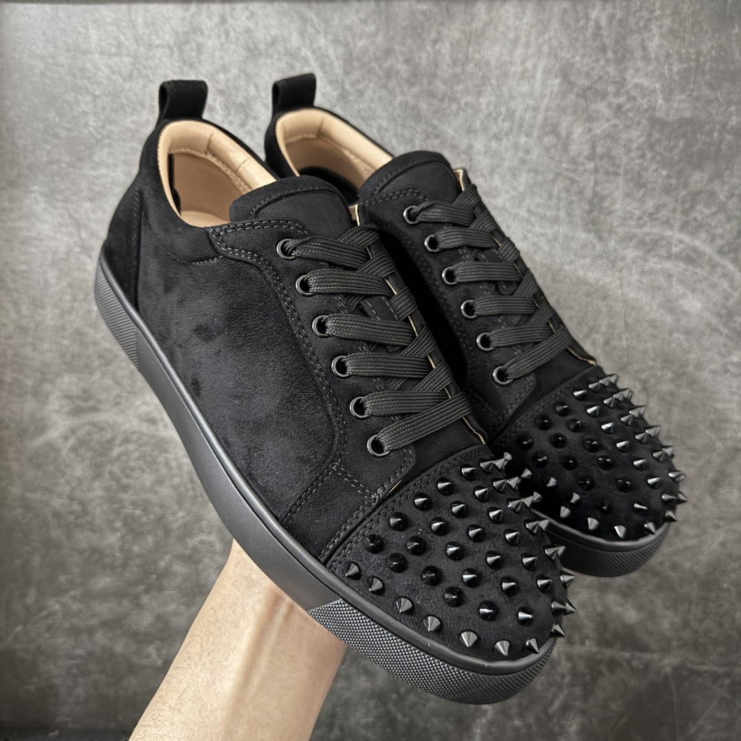 图片[2]-【莞产版本】法国品牌Christian Louboutin CL（路铂廷） 红底鞋 男鞋低帮红底鞋水钻系带运动休闲板鞋 高品质做工 细节完美 面料多材料拼接 镶嵌水钻不易掉钻 水钻装饰点缀 舒适圆头设计不挤脚 手工缝制线牢固不掉底 系带设计 内里二层猪皮 脚感舒适有质感 TPU鞋底 底厚约2.5cm 尺码：40-45-选品中心