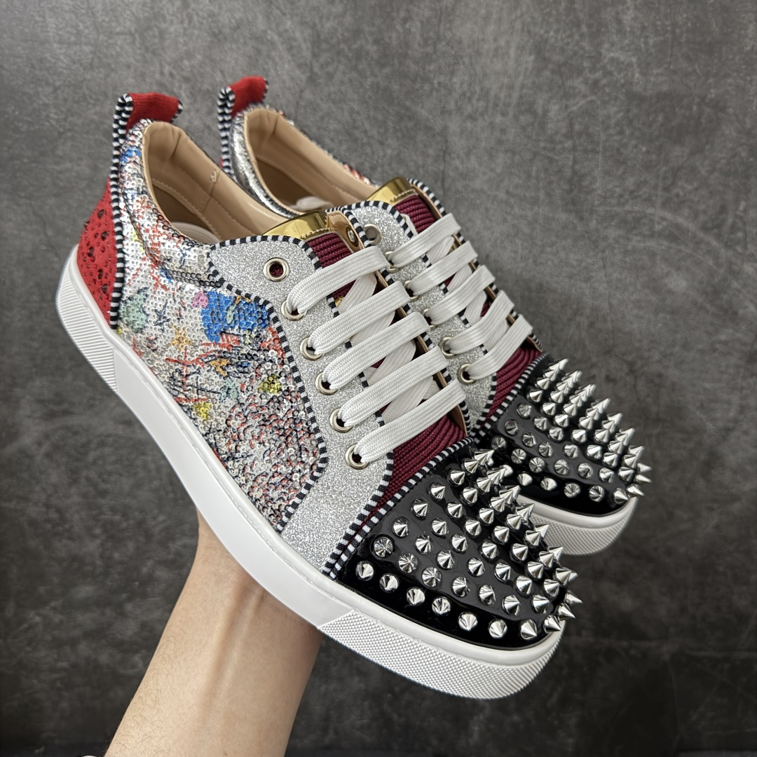 图片[3]-【莞产版本】法国品牌Christian Louboutin CL（路铂廷） 红底鞋 男鞋低帮红底鞋水钻系带运动休闲板鞋 高品质做工 细节完美 面料多材料拼接 镶嵌水钻不易掉钻 水钻装饰点缀 舒适圆头设计不挤脚 手工缝制线牢固不掉底 系带设计 内里二层猪皮 脚感舒适有质感 TPU鞋底 底厚约2.5cm 尺码：40-45-选品中心