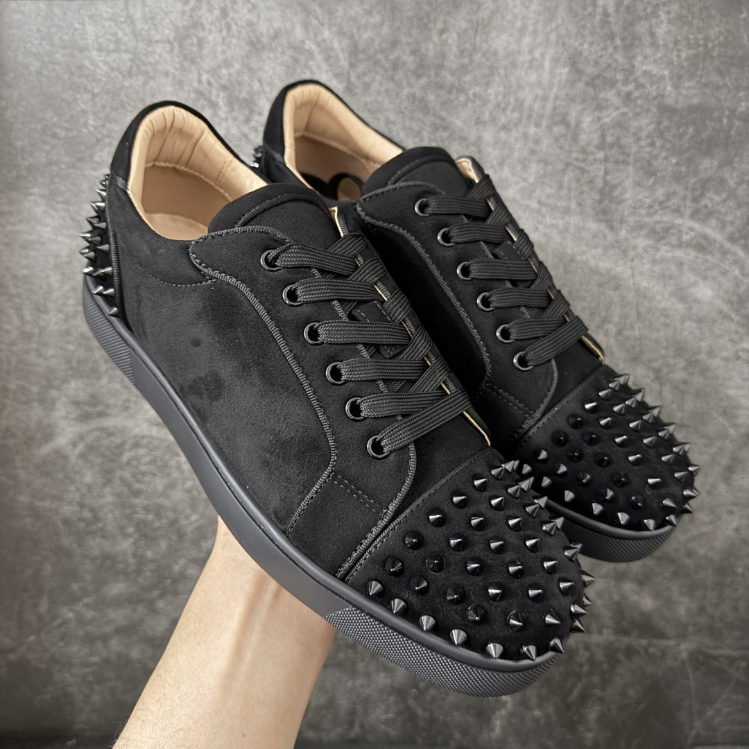 图片[5]-【莞产版本】法国品牌Christian Louboutin CL（路铂廷） 红底鞋 男鞋低帮红底鞋水钻系带运动休闲板鞋 高品质做工 细节完美 面料多材料拼接 镶嵌水钻不易掉钻 水钻装饰点缀 舒适圆头设计不挤脚 手工缝制线牢固不掉底 系带设计 内里二层猪皮 脚感舒适有质感 TPU鞋底 底厚约2.5cm 尺码：40-45-选品中心