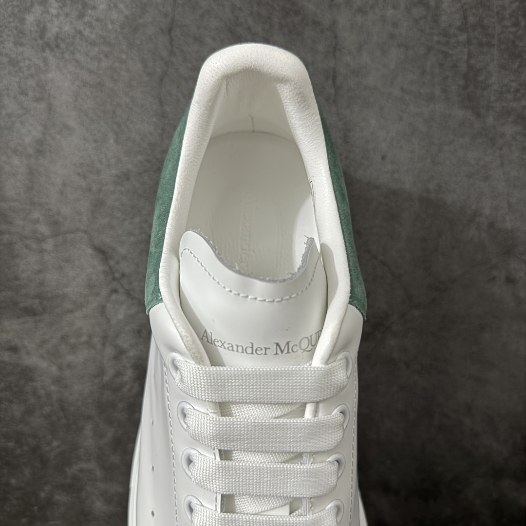 图片[8]-【HT纯原礼盒版】Alexander McQueen/亚历山大麦昆松糕鞋厚底增高小白鞋 薄荷绿尾 全市场配色最齐(100+配色) 性价比最高 同价位品质无敌 进口丝绸亚光原版正品 水染羊皮内里 羊皮垫脚 回弹度到位 耐磨又舒适 鞋底厚4.5cm 全套原版包装 配件齐全 官方一致 凹凸定制正品原盒包装 右脚鞋舌嵌入防伪芯片装置 外盒鞋标官方二维码扫码+防伪芯片 尺码：35-45-选品中心