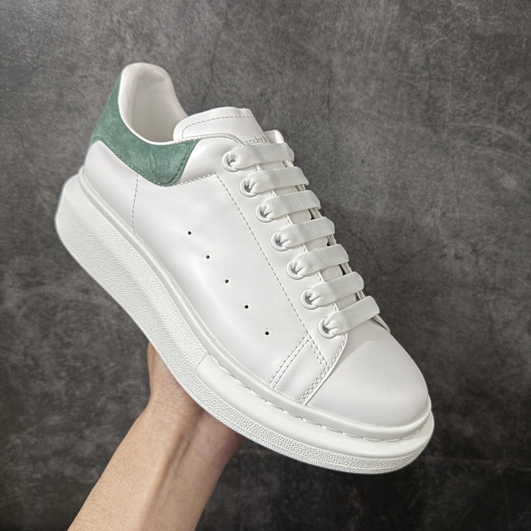 图片[3]-【HT纯原礼盒版】Alexander McQueen/亚历山大麦昆松糕鞋厚底增高小白鞋 薄荷绿尾 全市场配色最齐(100+配色) 性价比最高 同价位品质无敌 进口丝绸亚光原版正品 水染羊皮内里 羊皮垫脚 回弹度到位 耐磨又舒适 鞋底厚4.5cm 全套原版包装 配件齐全 官方一致 凹凸定制正品原盒包装 右脚鞋舌嵌入防伪芯片装置 外盒鞋标官方二维码扫码+防伪芯片 尺码：35-45-选品中心