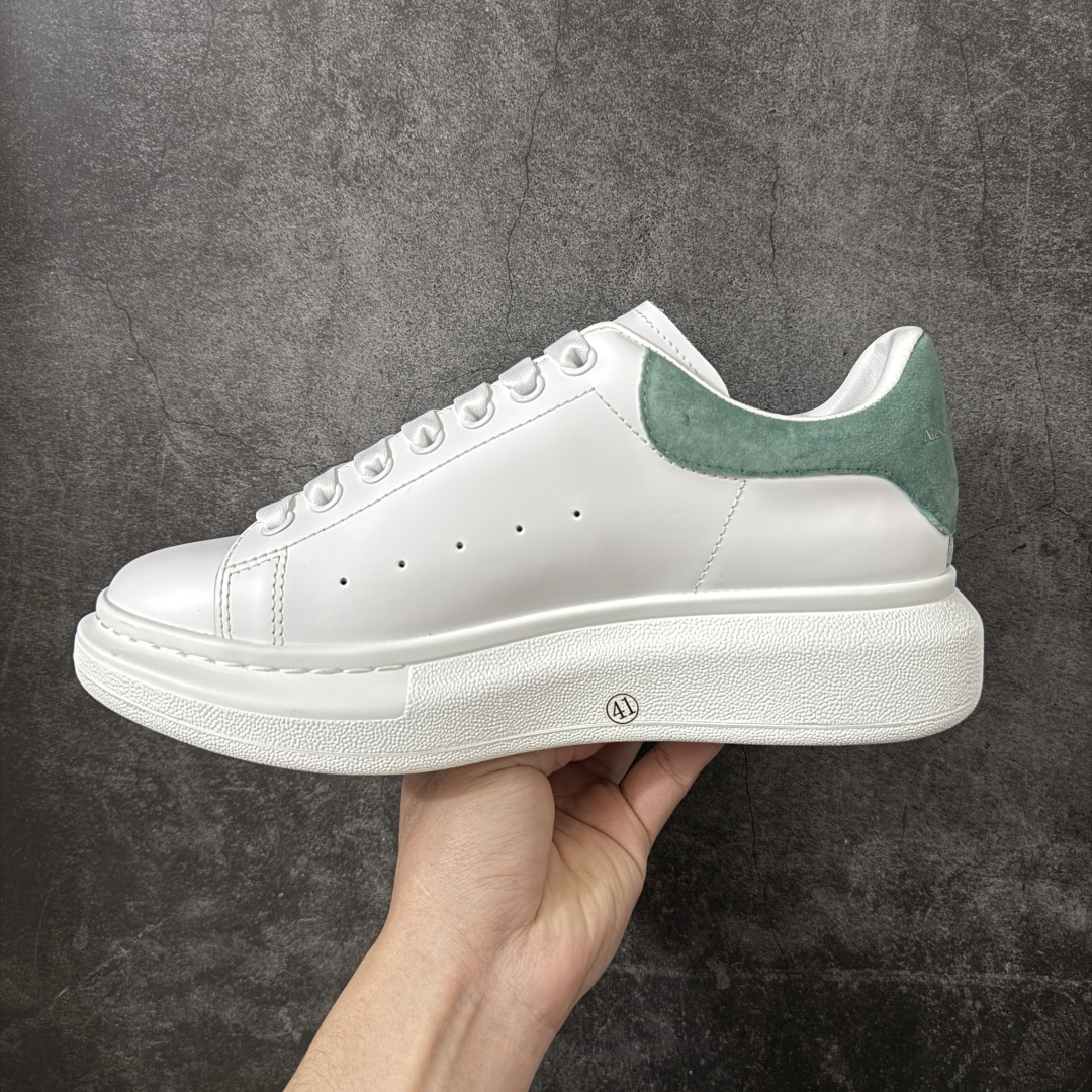 图片[2]-【HT纯原礼盒版】Alexander McQueen/亚历山大麦昆松糕鞋厚底增高小白鞋 薄荷绿尾 全市场配色最齐(100+配色) 性价比最高 同价位品质无敌 进口丝绸亚光原版正品 水染羊皮内里 羊皮垫脚 回弹度到位 耐磨又舒适 鞋底厚4.5cm 全套原版包装 配件齐全 官方一致 凹凸定制正品原盒包装 右脚鞋舌嵌入防伪芯片装置 外盒鞋标官方二维码扫码+防伪芯片 尺码：35-45-选品中心