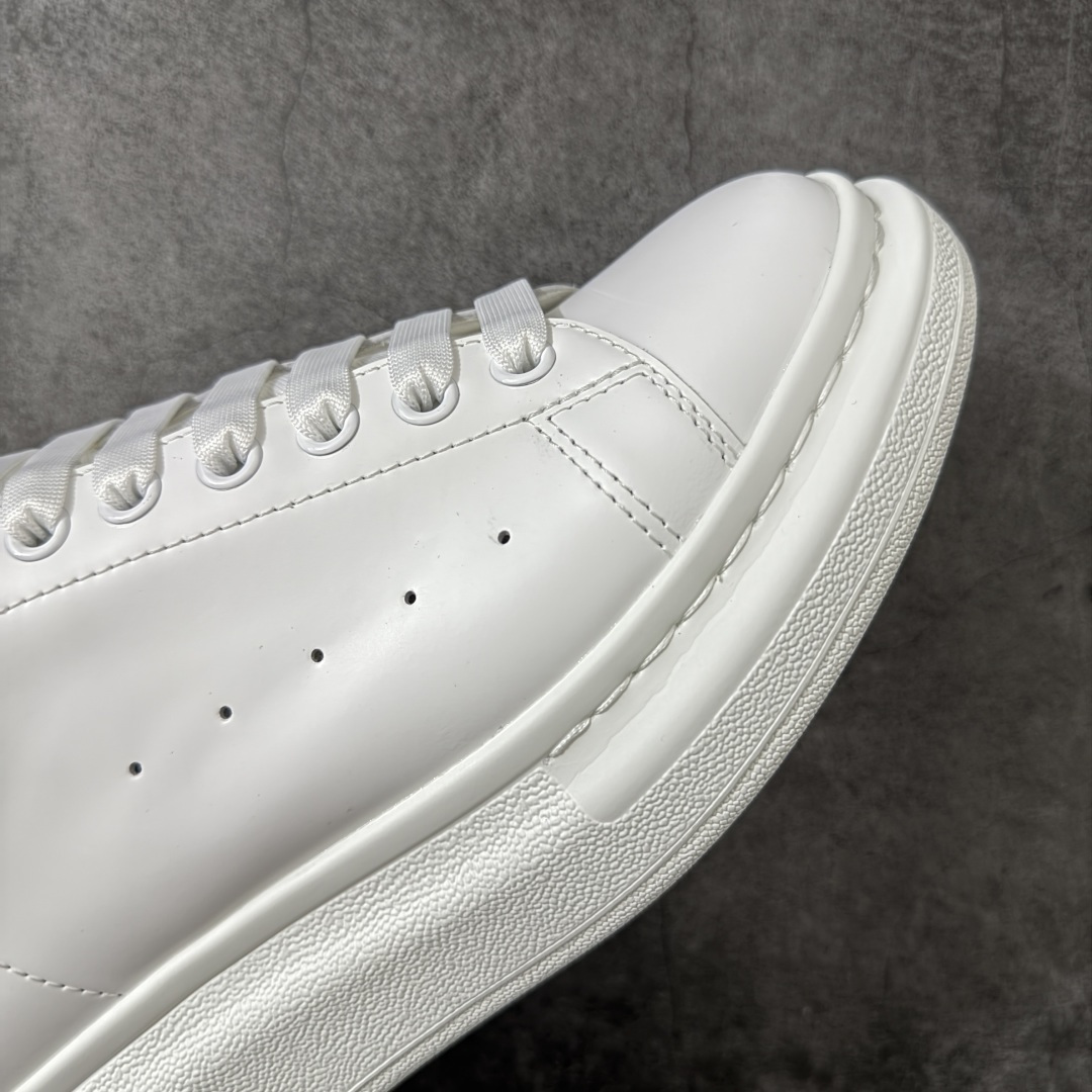 图片[6]-【HT纯原礼盒版】Alexander McQueen/亚历山大麦昆松糕鞋厚底增高小白鞋 薄荷绿尾 全市场配色最齐(100+配色) 性价比最高 同价位品质无敌 进口丝绸亚光原版正品 水染羊皮内里 羊皮垫脚 回弹度到位 耐磨又舒适 鞋底厚4.5cm 全套原版包装 配件齐全 官方一致 凹凸定制正品原盒包装 右脚鞋舌嵌入防伪芯片装置 外盒鞋标官方二维码扫码+防伪芯片 尺码：35-45-选品中心