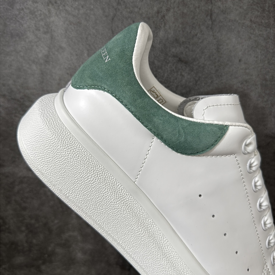 图片[7]-【HT纯原礼盒版】Alexander McQueen/亚历山大麦昆松糕鞋厚底增高小白鞋 薄荷绿尾 全市场配色最齐(100+配色) 性价比最高 同价位品质无敌 进口丝绸亚光原版正品 水染羊皮内里 羊皮垫脚 回弹度到位 耐磨又舒适 鞋底厚4.5cm 全套原版包装 配件齐全 官方一致 凹凸定制正品原盒包装 右脚鞋舌嵌入防伪芯片装置 外盒鞋标官方二维码扫码+防伪芯片 尺码：35-45-选品中心