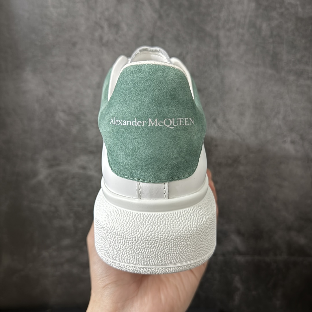 图片[4]-【HT纯原礼盒版】Alexander McQueen/亚历山大麦昆松糕鞋厚底增高小白鞋 薄荷绿尾 全市场配色最齐(100+配色) 性价比最高 同价位品质无敌 进口丝绸亚光原版正品 水染羊皮内里 羊皮垫脚 回弹度到位 耐磨又舒适 鞋底厚4.5cm 全套原版包装 配件齐全 官方一致 凹凸定制正品原盒包装 右脚鞋舌嵌入防伪芯片装置 外盒鞋标官方二维码扫码+防伪芯片 尺码：35-45-选品中心