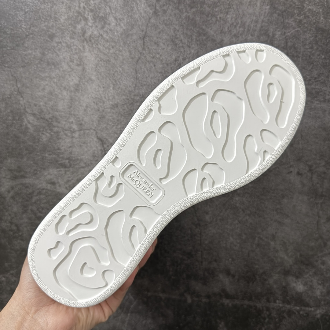 图片[9]-【HT纯原礼盒版】Alexander McQueen/亚历山大麦昆松糕鞋厚底增高小白鞋 薄荷绿尾 全市场配色最齐(100+配色) 性价比最高 同价位品质无敌 进口丝绸亚光原版正品 水染羊皮内里 羊皮垫脚 回弹度到位 耐磨又舒适 鞋底厚4.5cm 全套原版包装 配件齐全 官方一致 凹凸定制正品原盒包装 右脚鞋舌嵌入防伪芯片装置 外盒鞋标官方二维码扫码+防伪芯片 尺码：35-45-选品中心