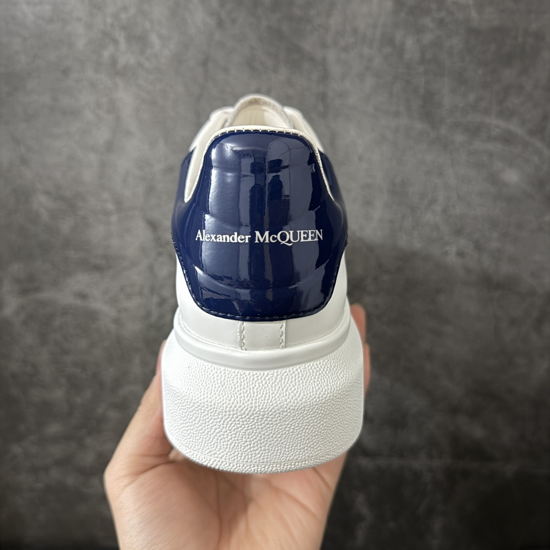 图片[4]-【HT纯原礼盒版】Alexander McQueen/亚历山大麦昆松糕鞋厚底增高小白鞋 蓝波浪纹尾 全市场配色最齐(100+配色) 性价比最高 同价位品质无敌 进口丝绸亚光原版正品 水染羊皮内里 羊皮垫脚 回弹度到位 耐磨又舒适 鞋底厚4.5cm 全套原版包装 配件齐全 官方一致 凹凸定制正品原盒包装 右脚鞋舌嵌入防伪芯片装置 外盒鞋标官方二维码扫码+防伪芯片 尺码：35-45-选品中心