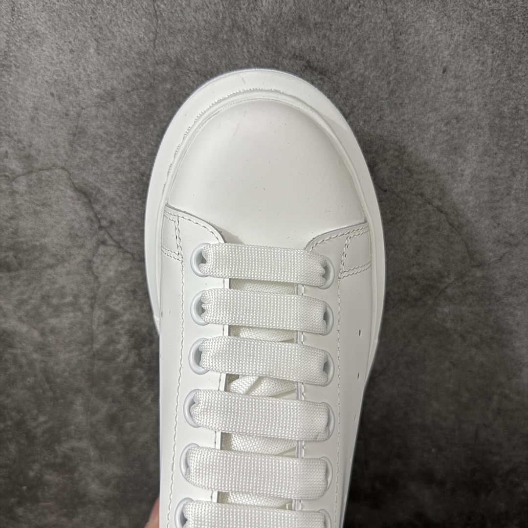 图片[5]-【HT纯原礼盒版】Alexander McQueen/亚历山大麦昆松糕鞋厚底增高小白鞋 蓝波浪纹尾 全市场配色最齐(100+配色) 性价比最高 同价位品质无敌 进口丝绸亚光原版正品 水染羊皮内里 羊皮垫脚 回弹度到位 耐磨又舒适 鞋底厚4.5cm 全套原版包装 配件齐全 官方一致 凹凸定制正品原盒包装 右脚鞋舌嵌入防伪芯片装置 外盒鞋标官方二维码扫码+防伪芯片 尺码：35-45-选品中心