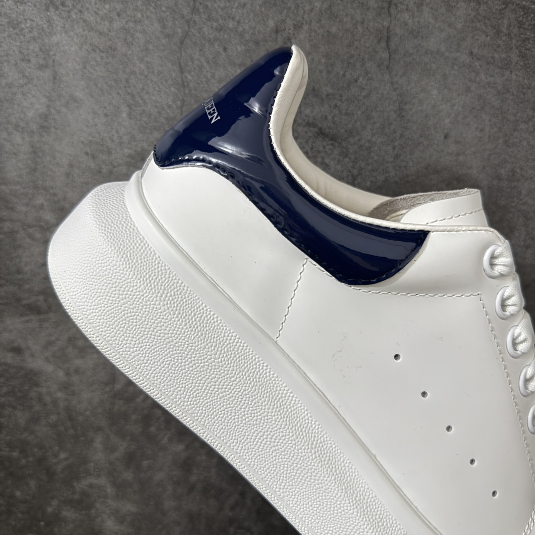 图片[7]-【HT纯原礼盒版】Alexander McQueen/亚历山大麦昆松糕鞋厚底增高小白鞋 蓝波浪纹尾 全市场配色最齐(100+配色) 性价比最高 同价位品质无敌 进口丝绸亚光原版正品 水染羊皮内里 羊皮垫脚 回弹度到位 耐磨又舒适 鞋底厚4.5cm 全套原版包装 配件齐全 官方一致 凹凸定制正品原盒包装 右脚鞋舌嵌入防伪芯片装置 外盒鞋标官方二维码扫码+防伪芯片 尺码：35-45-选品中心