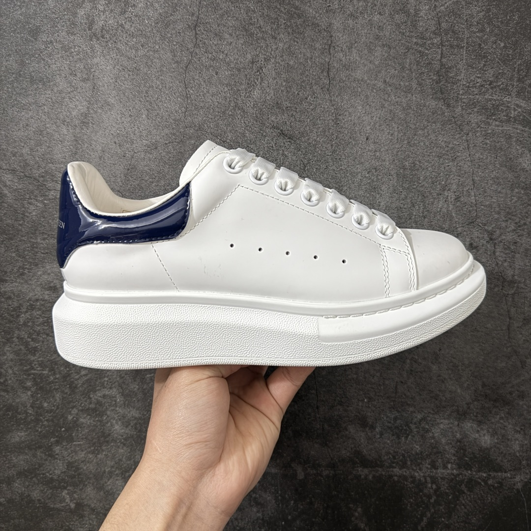 【HT纯原礼盒版】Alexander McQueen/亚历山大麦昆松糕鞋厚底增高小白鞋 蓝波浪纹尾 全市场配色最齐(100+配色) 性价比最高 同价位品质无敌 进口丝绸亚光原版正品 水染羊皮内里 羊皮垫脚 回弹度到位 耐磨又舒适 鞋底厚4.5cm 全套原版包装 配件齐全 官方一致 凹凸定制正品原盒包装 右脚鞋舌嵌入防伪芯片装置 外盒鞋标官方二维码扫码+防伪芯片 尺码：35-45-选品中心
