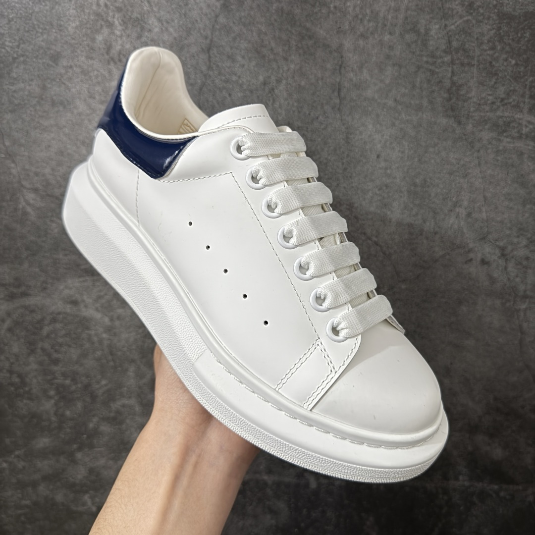 图片[3]-【HT纯原礼盒版】Alexander McQueen/亚历山大麦昆松糕鞋厚底增高小白鞋 蓝波浪纹尾 全市场配色最齐(100+配色) 性价比最高 同价位品质无敌 进口丝绸亚光原版正品 水染羊皮内里 羊皮垫脚 回弹度到位 耐磨又舒适 鞋底厚4.5cm 全套原版包装 配件齐全 官方一致 凹凸定制正品原盒包装 右脚鞋舌嵌入防伪芯片装置 外盒鞋标官方二维码扫码+防伪芯片 尺码：35-45-选品中心