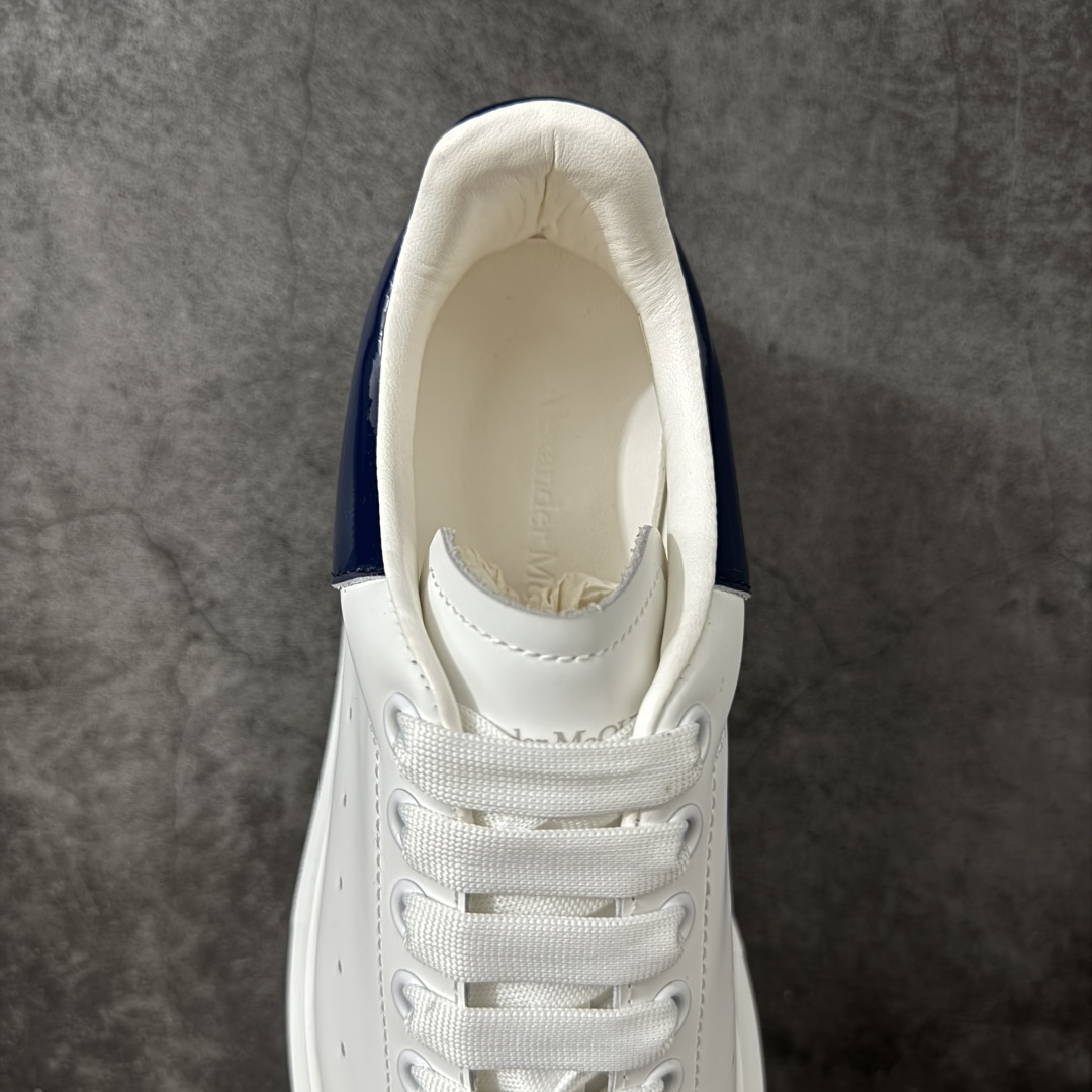 图片[8]-【HT纯原礼盒版】Alexander McQueen/亚历山大麦昆松糕鞋厚底增高小白鞋 蓝波浪纹尾 全市场配色最齐(100+配色) 性价比最高 同价位品质无敌 进口丝绸亚光原版正品 水染羊皮内里 羊皮垫脚 回弹度到位 耐磨又舒适 鞋底厚4.5cm 全套原版包装 配件齐全 官方一致 凹凸定制正品原盒包装 右脚鞋舌嵌入防伪芯片装置 外盒鞋标官方二维码扫码+防伪芯片 尺码：35-45-选品中心