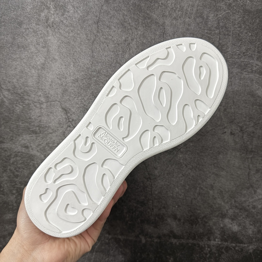 图片[9]-【HT纯原礼盒版】Alexander McQueen/亚历山大麦昆松糕鞋厚底增高小白鞋 蓝波浪纹尾 全市场配色最齐(100+配色) 性价比最高 同价位品质无敌 进口丝绸亚光原版正品 水染羊皮内里 羊皮垫脚 回弹度到位 耐磨又舒适 鞋底厚4.5cm 全套原版包装 配件齐全 官方一致 凹凸定制正品原盒包装 右脚鞋舌嵌入防伪芯片装置 外盒鞋标官方二维码扫码+防伪芯片 尺码：35-45-选品中心