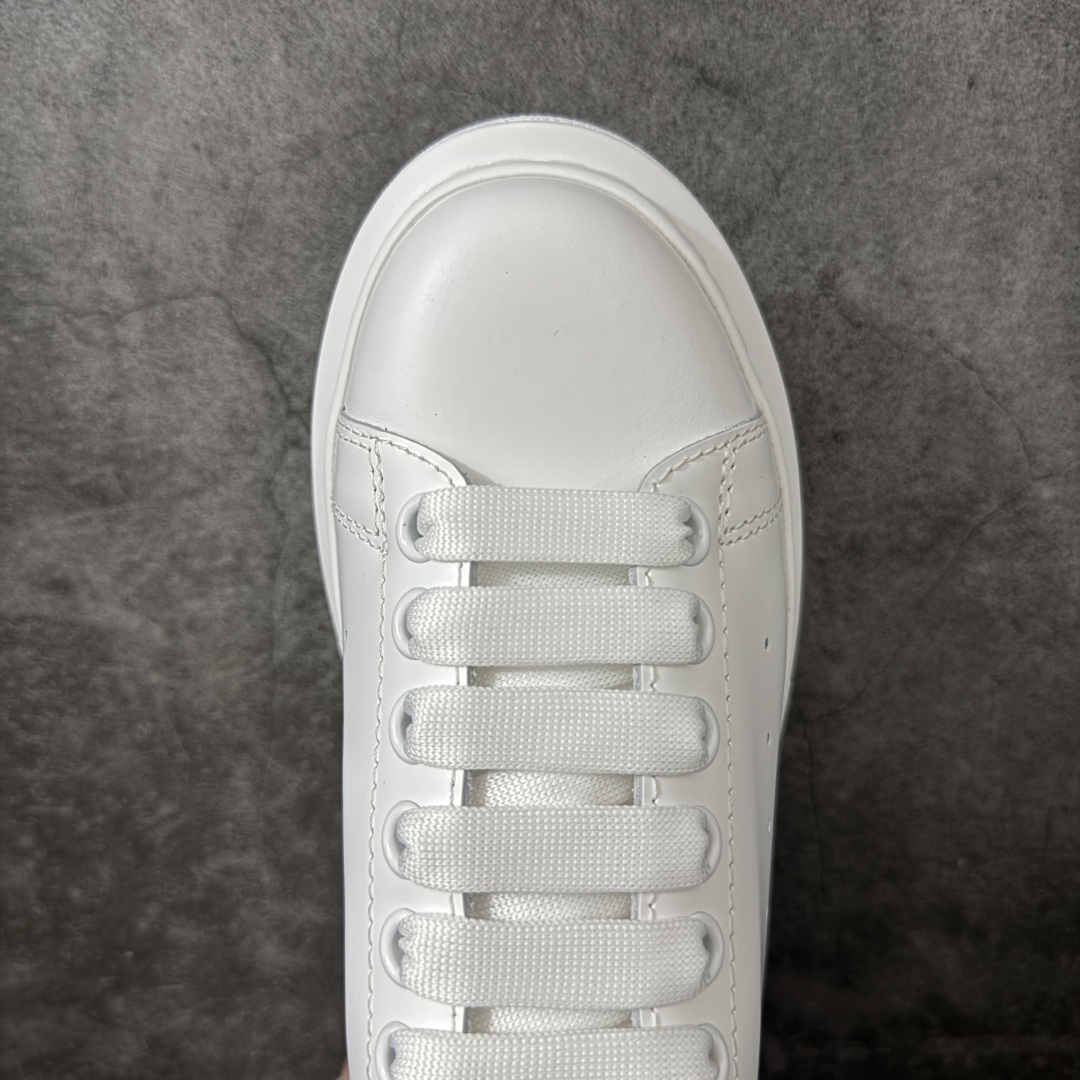 图片[5]-【HT纯原礼盒版】Alexander McQueen/亚历山大麦昆松糕鞋厚底增高小白鞋 炫彩波浪纹尾 全市场配色最齐(100+配色) 性价比最高 同价位品质无敌 进口丝绸亚光原版正品 水染羊皮内里 羊皮垫脚 回弹度到位 耐磨又舒适 鞋底厚4.5cm 全套原版包装 配件齐全 官方一致 凹凸定制正品原盒包装 右脚鞋舌嵌入防伪芯片装置 外盒鞋标官方二维码扫码+防伪芯片 尺码：35-45-选品中心