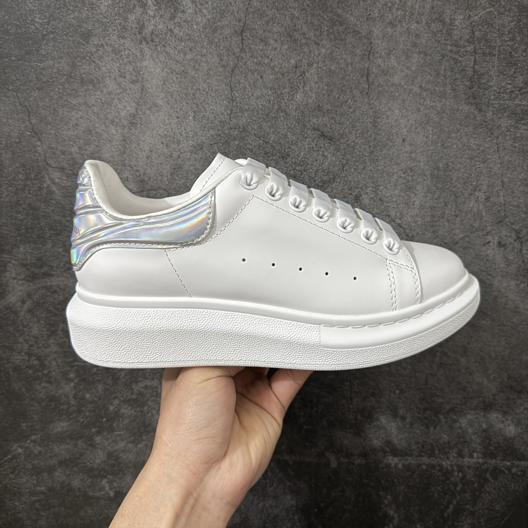 【HT纯原礼盒版】Alexander McQueen/亚历山大麦昆松糕鞋厚底增高小白鞋 炫彩波浪纹尾 全市场配色最齐(100+配色) 性价比最高 同价位品质无敌 进口丝绸亚光原版正品 水染羊皮内里 羊皮垫脚 回弹度到位 耐磨又舒适 鞋底厚4.5cm 全套原版包装 配件齐全 官方一致 凹凸定制正品原盒包装 右脚鞋舌嵌入防伪芯片装置 外盒鞋标官方二维码扫码+防伪芯片 尺码：35-45-选品中心