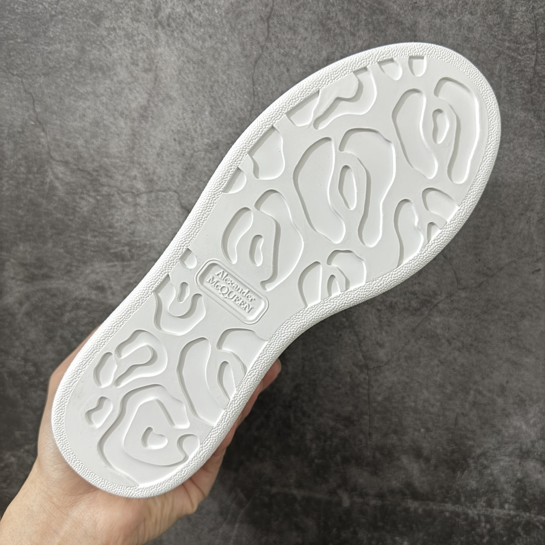 图片[9]-【HT纯原礼盒版】Alexander McQueen/亚历山大麦昆松糕鞋厚底增高小白鞋 炫彩波浪纹尾 全市场配色最齐(100+配色) 性价比最高 同价位品质无敌 进口丝绸亚光原版正品 水染羊皮内里 羊皮垫脚 回弹度到位 耐磨又舒适 鞋底厚4.5cm 全套原版包装 配件齐全 官方一致 凹凸定制正品原盒包装 右脚鞋舌嵌入防伪芯片装置 外盒鞋标官方二维码扫码+防伪芯片 尺码：35-45-选品中心