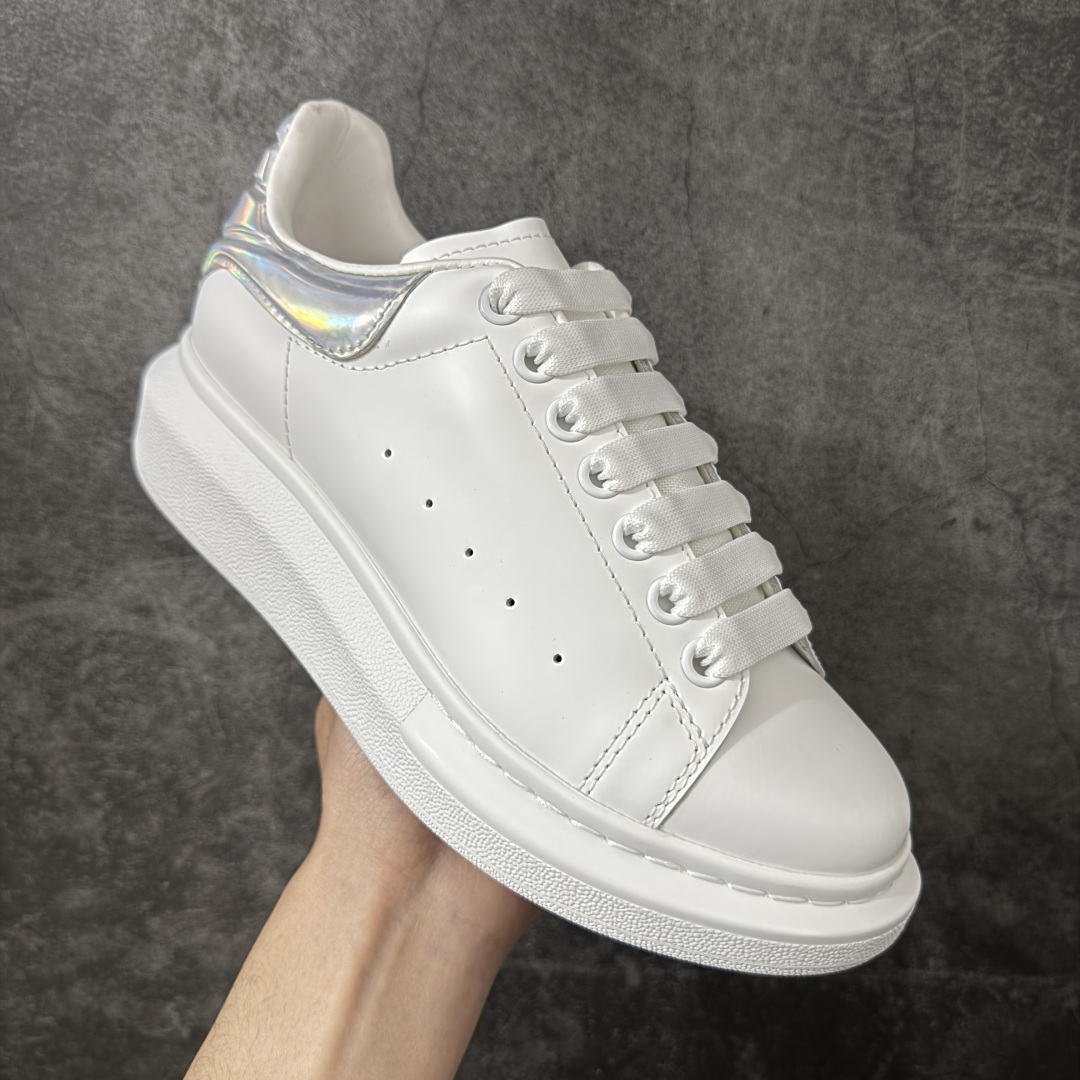 图片[3]-【HT纯原礼盒版】Alexander McQueen/亚历山大麦昆松糕鞋厚底增高小白鞋 炫彩波浪纹尾 全市场配色最齐(100+配色) 性价比最高 同价位品质无敌 进口丝绸亚光原版正品 水染羊皮内里 羊皮垫脚 回弹度到位 耐磨又舒适 鞋底厚4.5cm 全套原版包装 配件齐全 官方一致 凹凸定制正品原盒包装 右脚鞋舌嵌入防伪芯片装置 外盒鞋标官方二维码扫码+防伪芯片 尺码：35-45-选品中心