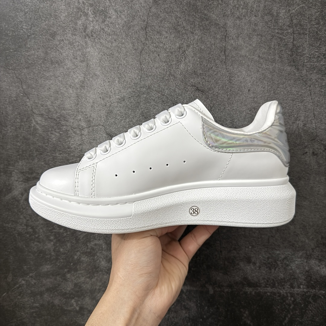 图片[2]-【HT纯原礼盒版】Alexander McQueen/亚历山大麦昆松糕鞋厚底增高小白鞋 炫彩波浪纹尾 全市场配色最齐(100+配色) 性价比最高 同价位品质无敌 进口丝绸亚光原版正品 水染羊皮内里 羊皮垫脚 回弹度到位 耐磨又舒适 鞋底厚4.5cm 全套原版包装 配件齐全 官方一致 凹凸定制正品原盒包装 右脚鞋舌嵌入防伪芯片装置 外盒鞋标官方二维码扫码+防伪芯片 尺码：35-45-选品中心