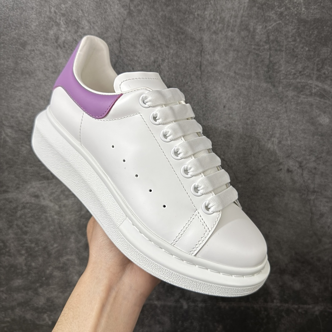 图片[3]-【HT纯原礼盒版】Alexander McQueen/亚历山大麦昆松糕鞋厚底增高小白鞋 紫皮尾 全市场配色最齐(100+配色) 性价比最高 同价位品质无敌 进口丝绸亚光原版正品 水染羊皮内里 羊皮垫脚 回弹度到位 耐磨又舒适 鞋底厚4.5cm 全套原版包装 配件齐全 官方一致 凹凸定制正品原盒包装 右脚鞋舌嵌入防伪芯片装置 外盒鞋标官方二维码扫码+防伪芯片 尺码：35-39-选品中心