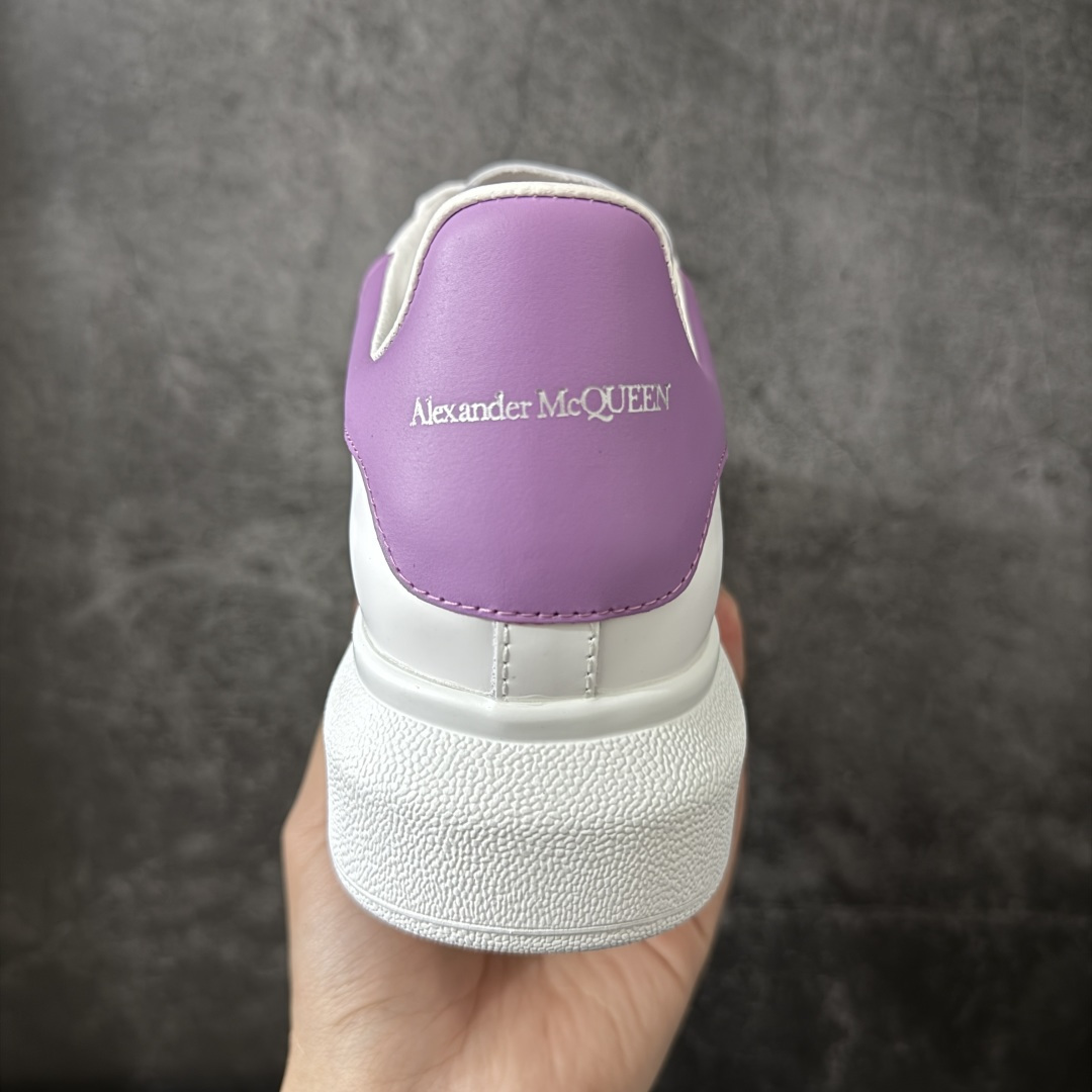 图片[4]-【HT纯原礼盒版】Alexander McQueen/亚历山大麦昆松糕鞋厚底增高小白鞋 紫皮尾 全市场配色最齐(100+配色) 性价比最高 同价位品质无敌 进口丝绸亚光原版正品 水染羊皮内里 羊皮垫脚 回弹度到位 耐磨又舒适 鞋底厚4.5cm 全套原版包装 配件齐全 官方一致 凹凸定制正品原盒包装 右脚鞋舌嵌入防伪芯片装置 外盒鞋标官方二维码扫码+防伪芯片 尺码：35-39-选品中心
