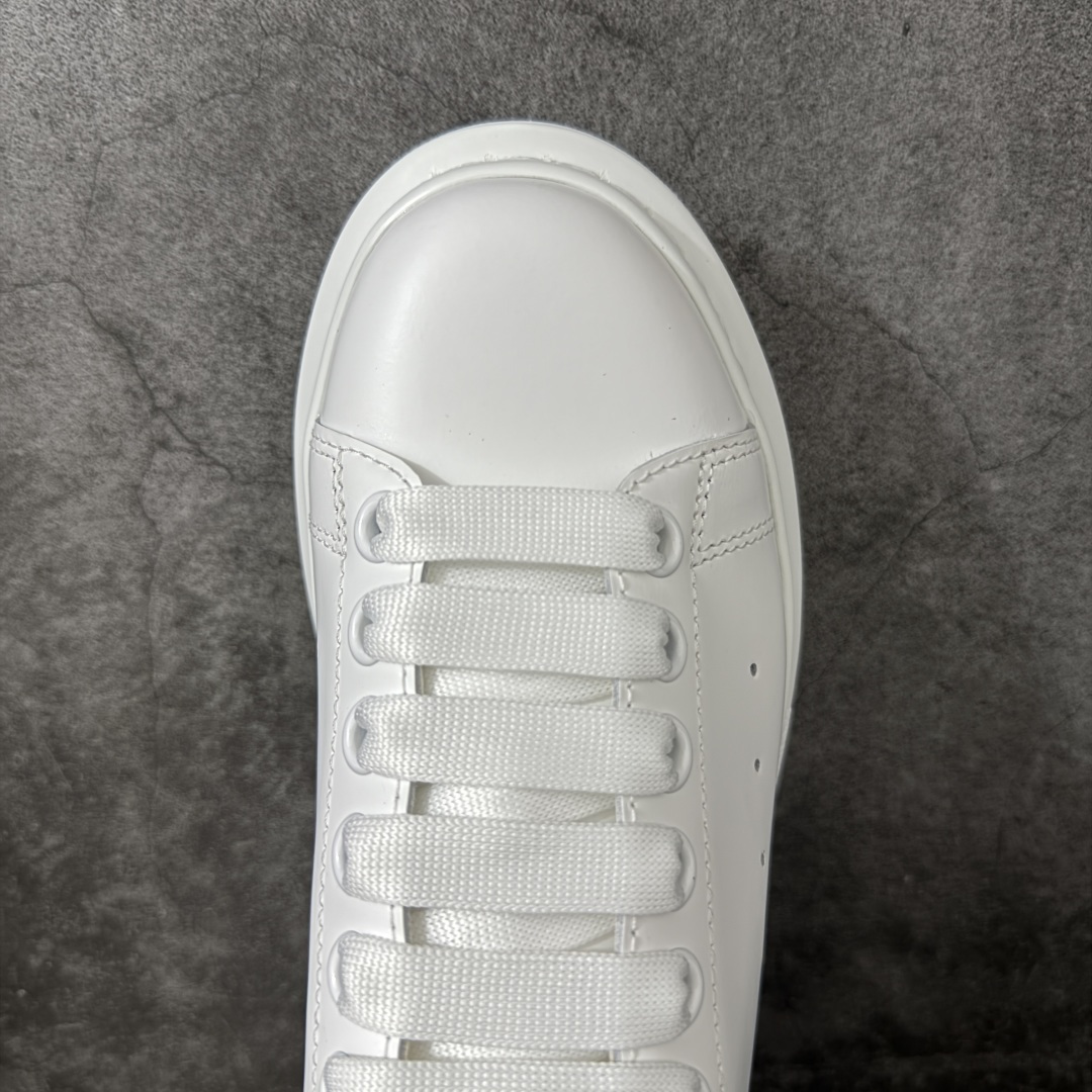 图片[5]-【HT纯原礼盒版】Alexander McQueen/亚历山大麦昆松糕鞋厚底增高小白鞋 紫皮尾 全市场配色最齐(100+配色) 性价比最高 同价位品质无敌 进口丝绸亚光原版正品 水染羊皮内里 羊皮垫脚 回弹度到位 耐磨又舒适 鞋底厚4.5cm 全套原版包装 配件齐全 官方一致 凹凸定制正品原盒包装 右脚鞋舌嵌入防伪芯片装置 外盒鞋标官方二维码扫码+防伪芯片 尺码：35-39-选品中心